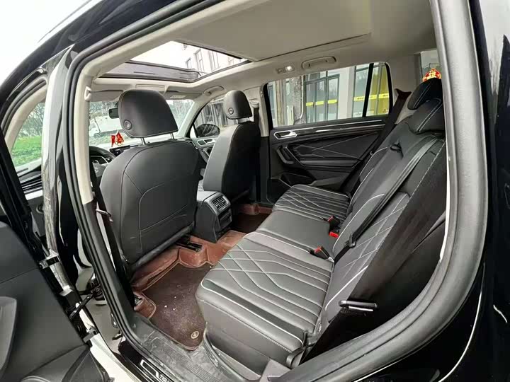 Photo 5 - Volkswagen Tiguan L Pro