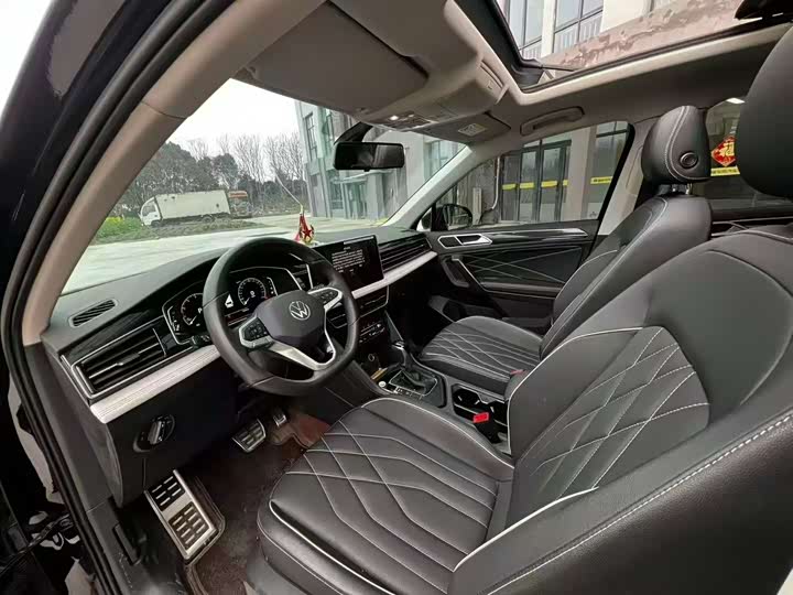 Photo 6 - Volkswagen Tiguan L Pro