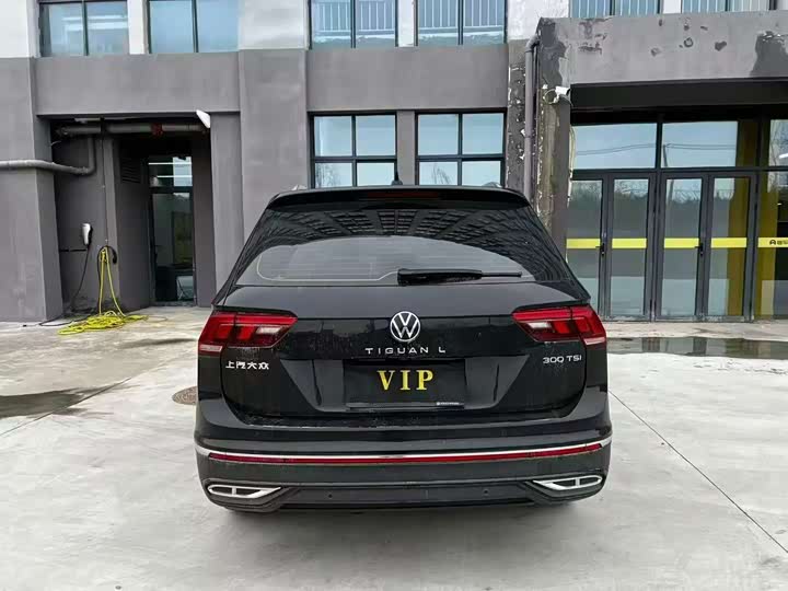Photo 8 - Volkswagen Tiguan L Pro