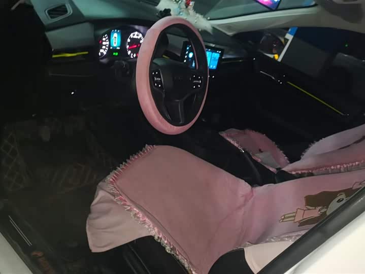 Фото 9 - Roewe i5