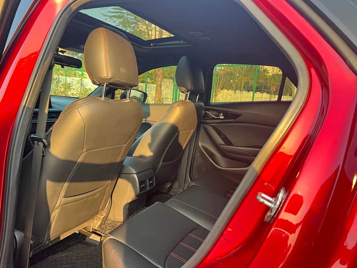 Photo 6 - Mazda CX-4