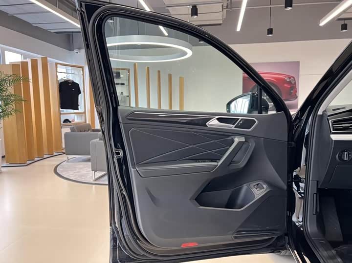 Фото 9 - Volkswagen Tiguan L Hybrid