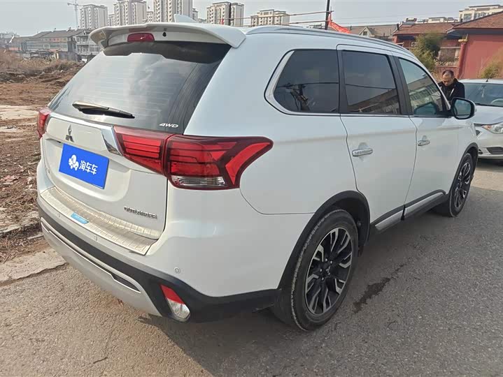 Фото 3 - Mitsubishi Outlander