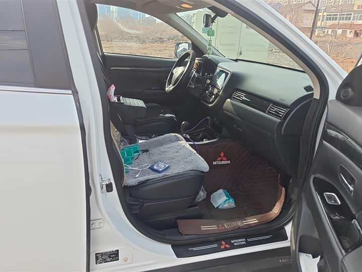 Фото 8 - Mitsubishi Outlander