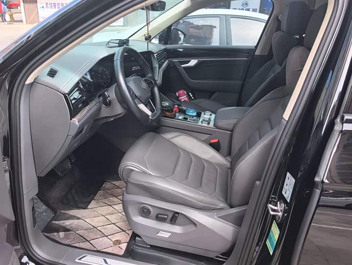 Фото 9 - Volkswagen Touareg