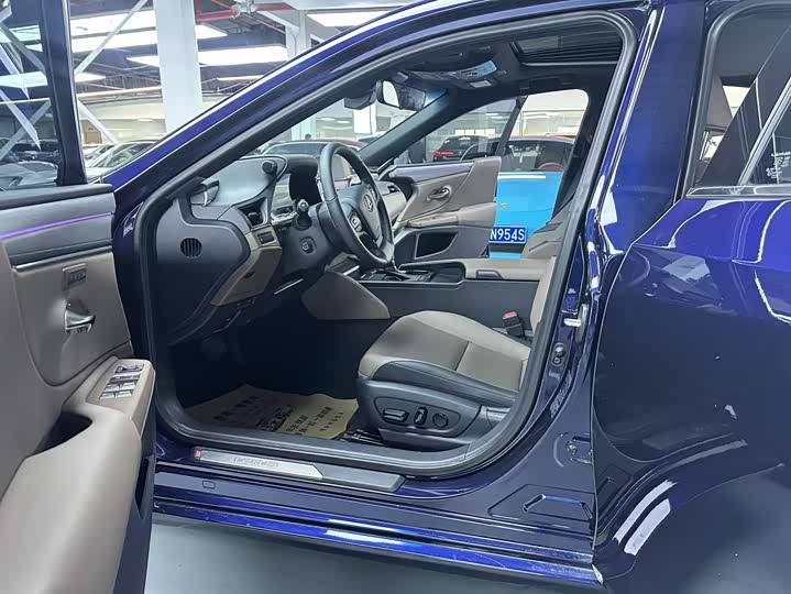 Фото 4 - Lexus ES