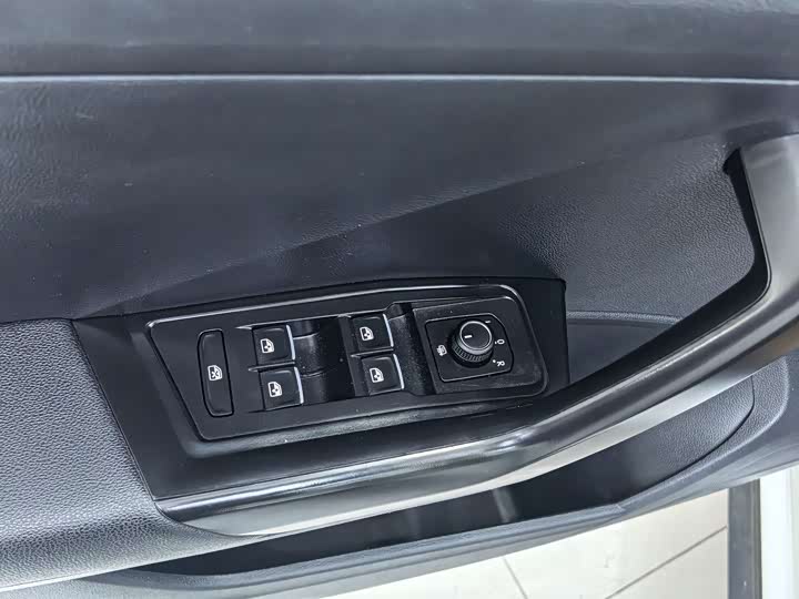 Фото 7 - Volkswagen T-Roc