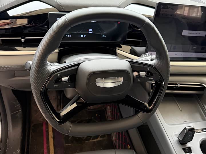 Фото 2 - Geely Atlas