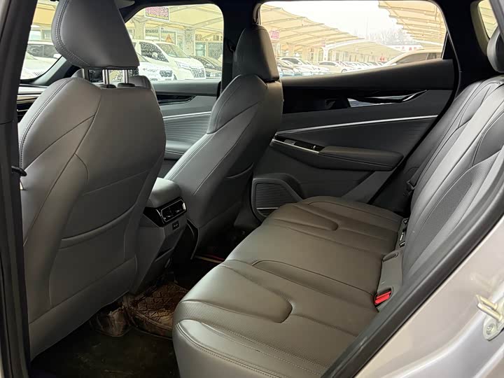 Фото 7 - Geely Atlas