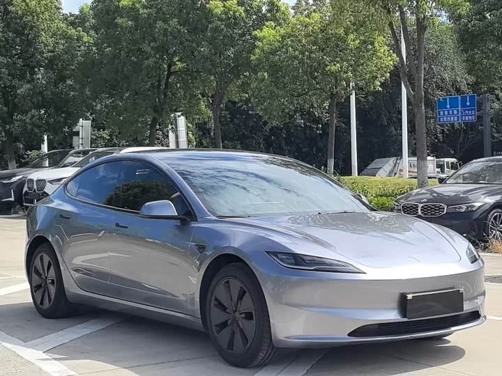 Фото 3 - Tesla Model 3