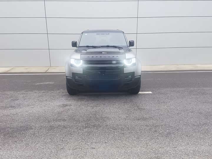 Photo 2 - Land Rover Defender