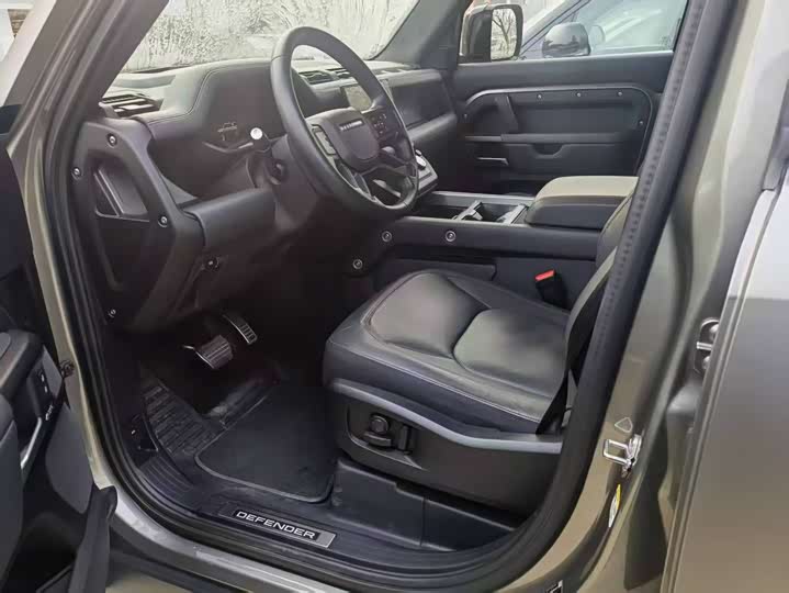 Photo 4 - Land Rover Defender