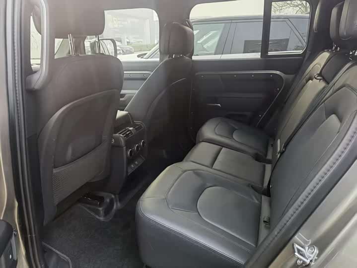 Photo 5 - Land Rover Defender