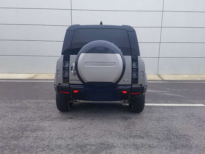 Photo 9 - Land Rover Defender