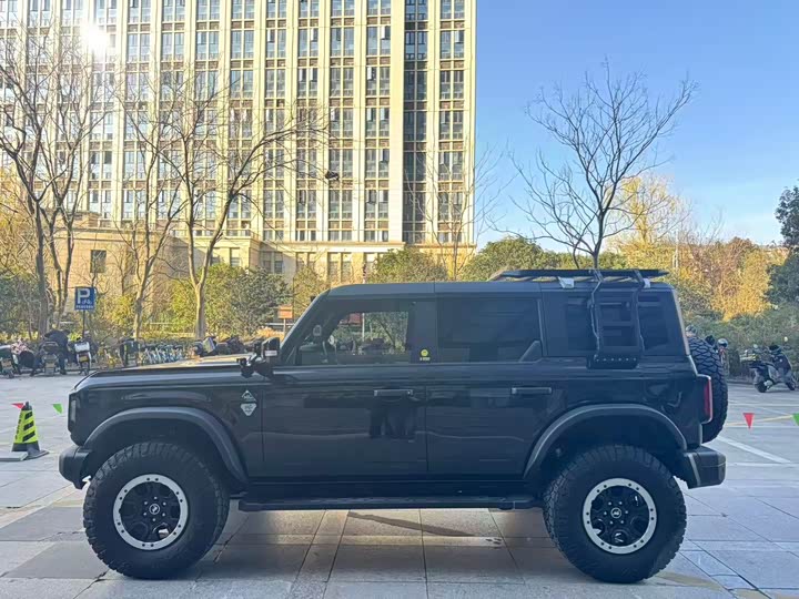 Photo 2 - Ford Bronco