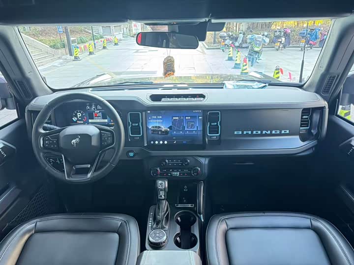 Photo 3 - Ford Bronco