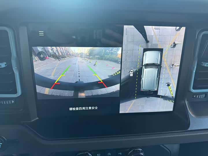 Photo 4 - Ford Bronco