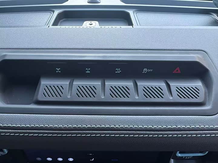 Photo 5 - Ford Bronco