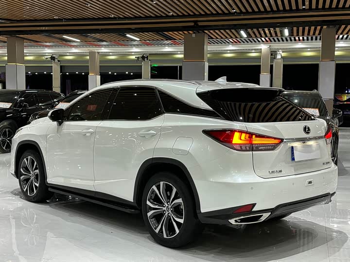 Фото 4 - Lexus RX