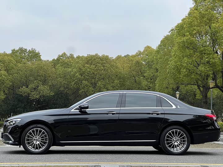 Фото 3 - Mercedes-Benz E-Class