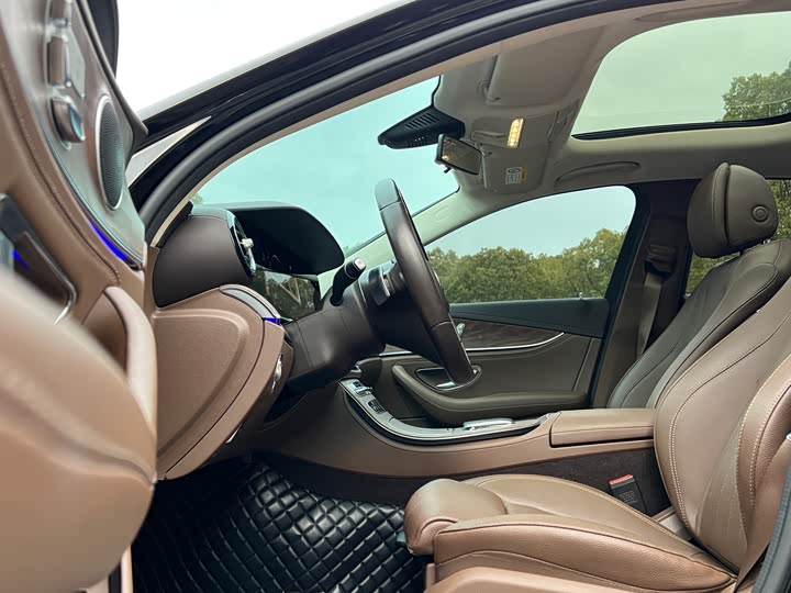 Фото 6 - Mercedes-Benz E-Class