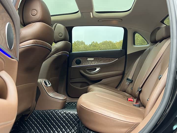 Фото 8 - Mercedes-Benz E-Class