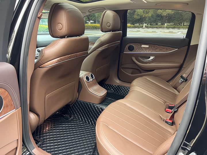 Фото 9 - Mercedes-Benz E-Class