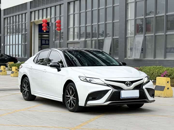 Фото 2 - Toyota Camry