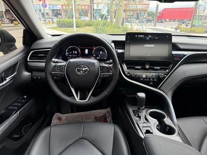 Фото 4 - Toyota Camry