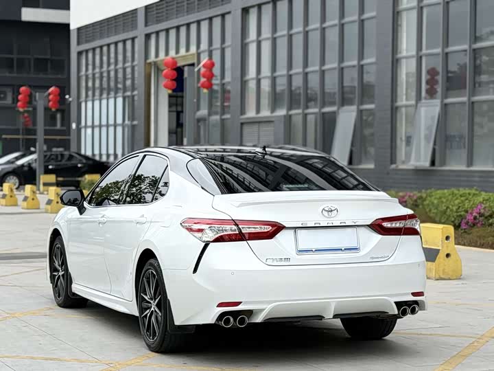 Фото 8 - Toyota Camry