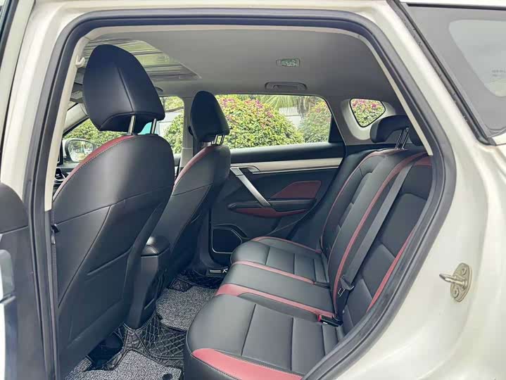 Фото 8 - Geely Coolray