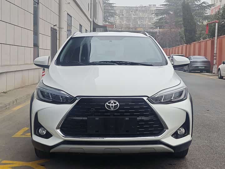 Photo 2 - Toyota Yaris L Hatchback