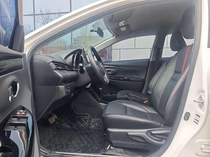 Photo 5 - Toyota Yaris L Hatchback