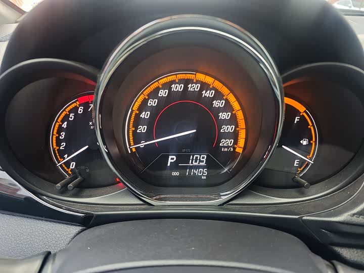 Photo 8 - Toyota Yaris L Hatchback