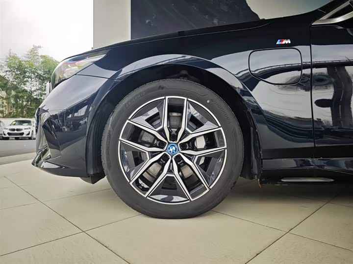 Photo 6 - BMW i5