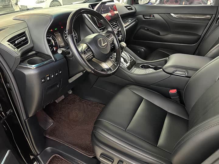 Фото 3 - Lexus LM