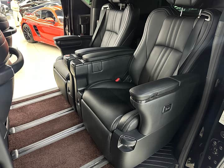 Фото 8 - Lexus LM