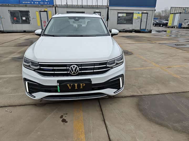 Photo 2 - Volkswagen Tiguan L Hybrid