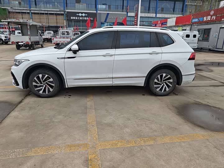 Photo 3 - Volkswagen Tiguan L Hybrid