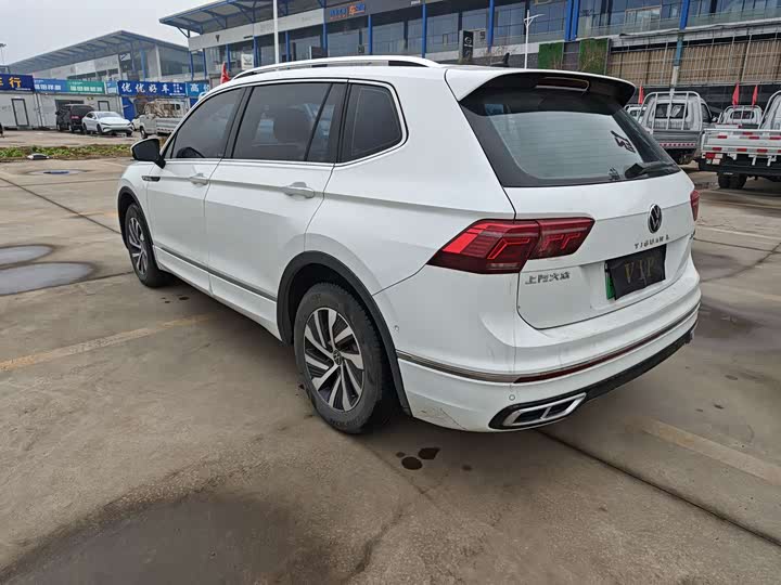 Photo 4 - Volkswagen Tiguan L Hybrid