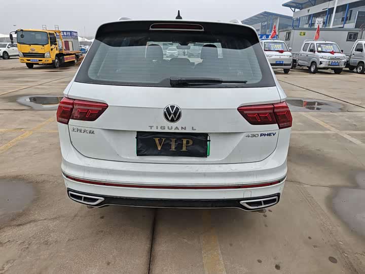 Photo 5 - Volkswagen Tiguan L Hybrid