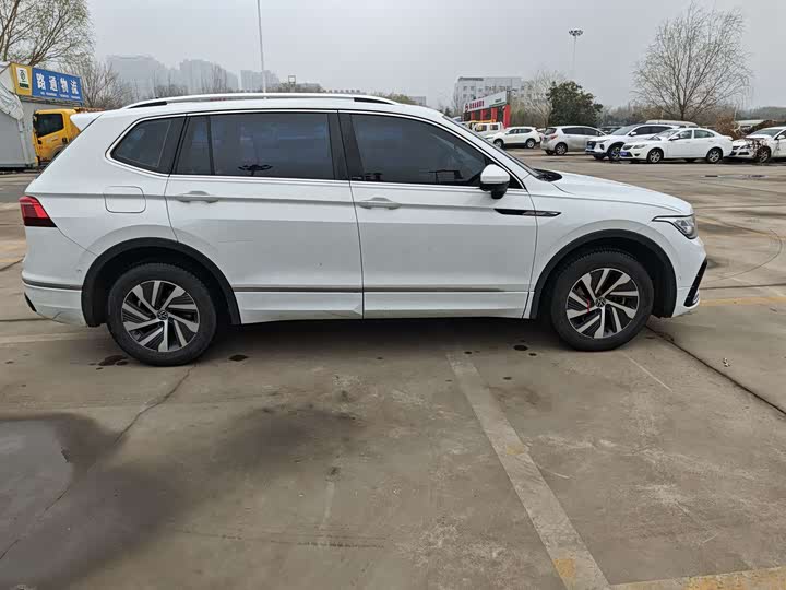 Photo 7 - Volkswagen Tiguan L Hybrid