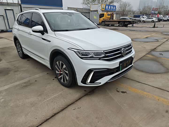 Photo 8 - Volkswagen Tiguan L Hybrid