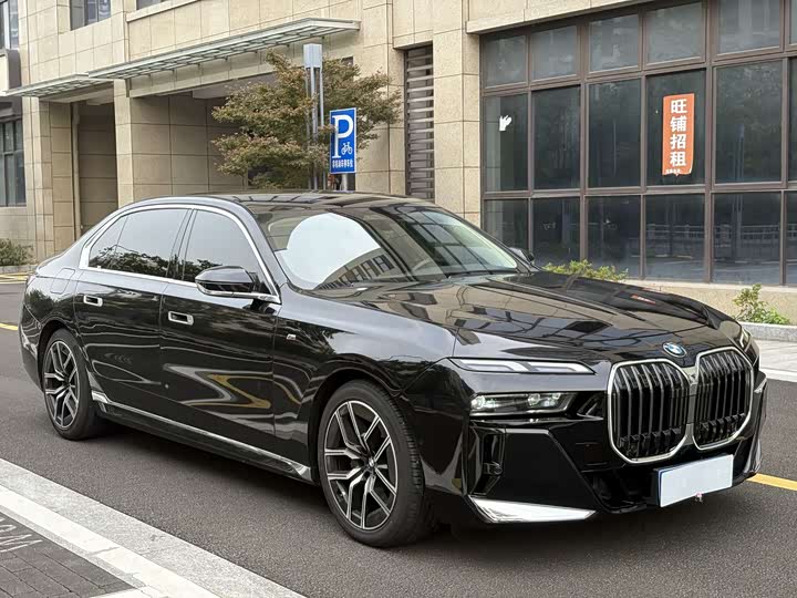 Фото 2 - BMW 7 Series