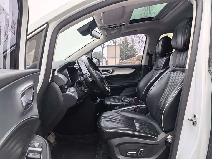 Фото 7 - Roewe iMax 8