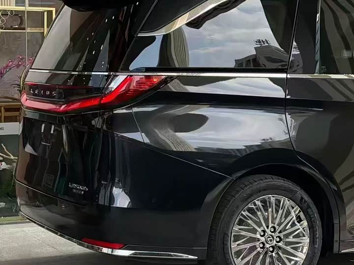 Фото 3 - Lexus LM