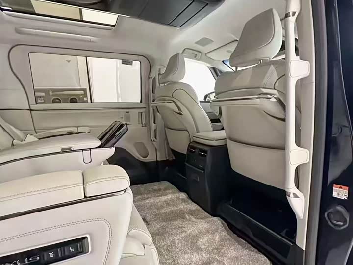 Фото 4 - Lexus LM