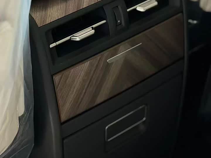 Фото 9 - Lexus LM