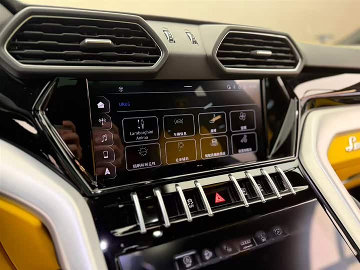 Фото 8 - Lamborghini Urus