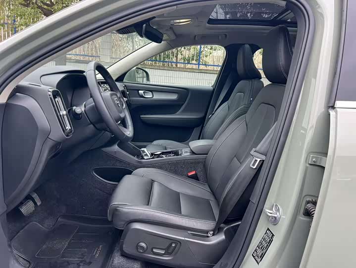 Фото 6 - Volvo XC40